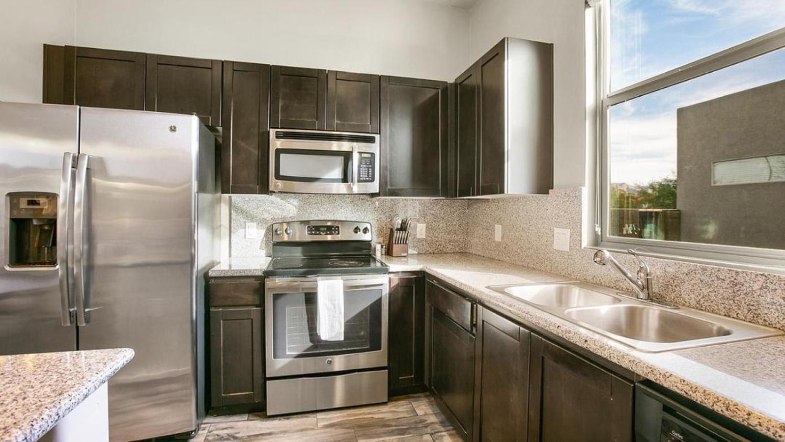 Landing At 2001 East - 2 Bedrooms In Downtown Apartment