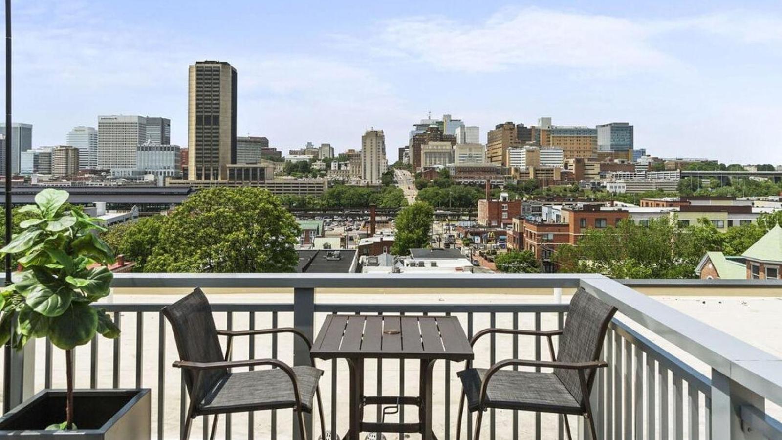 Landing At 2001 East - 2 Bedrooms In Downtown *