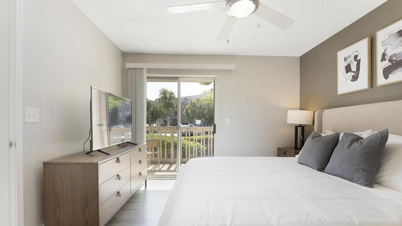 Landing At 2001 East - In Downtown Apartment