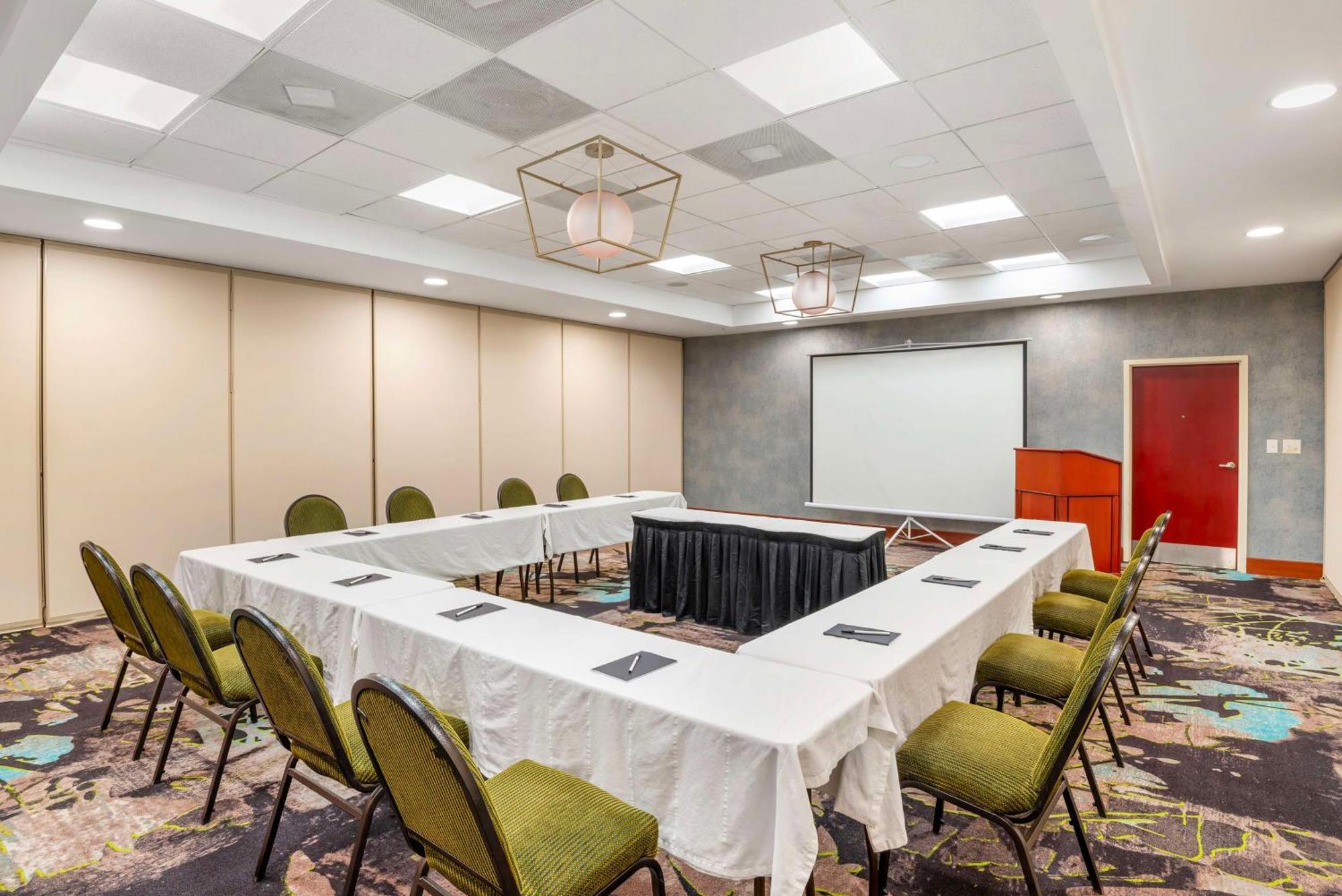 Western Premier Gateway Hotel 3*