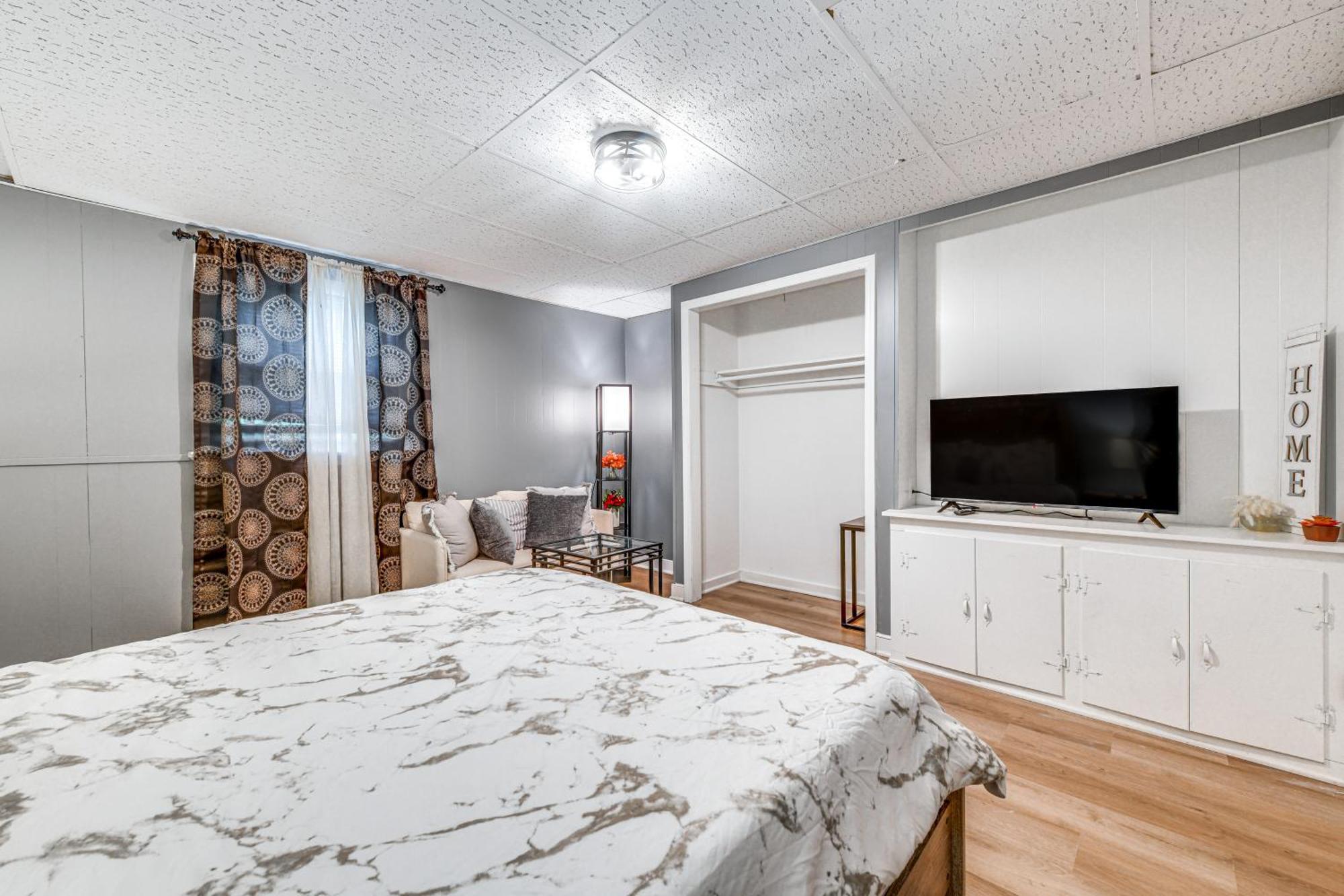 Lakefront Guest Near