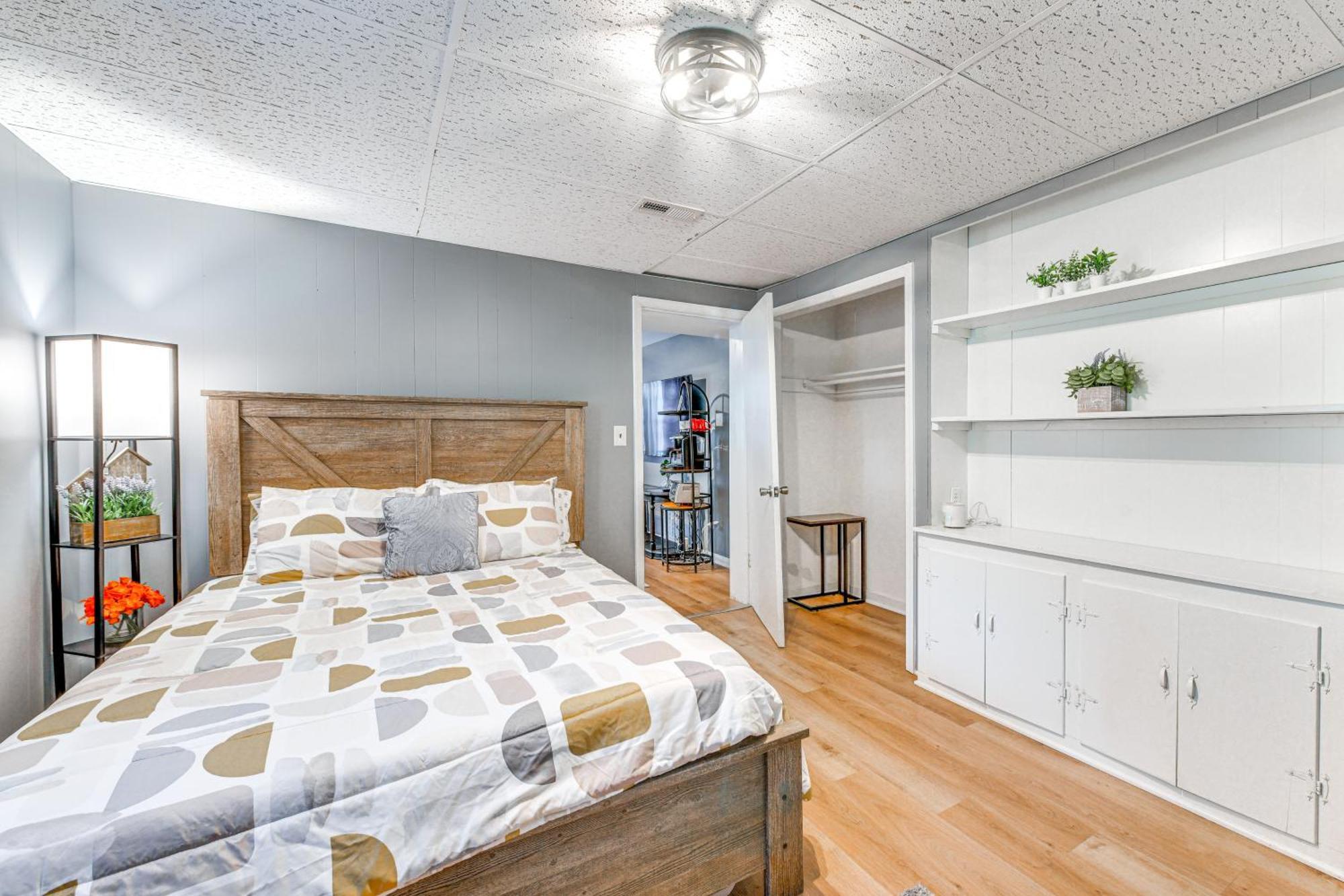 Lakefront Guest Near