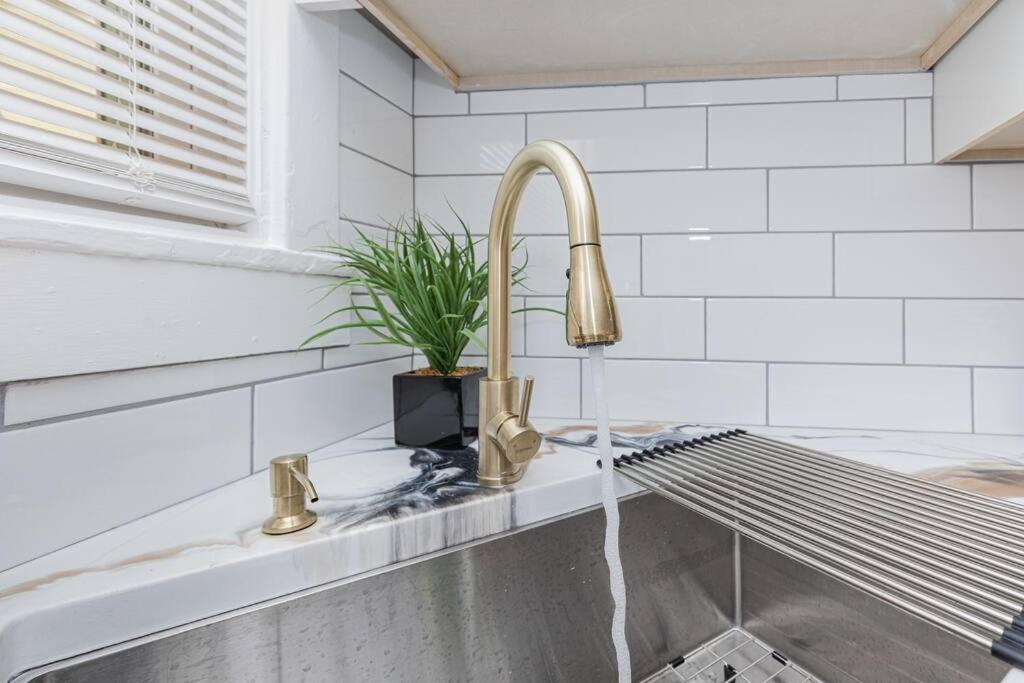 Royal Respite Kings And Grey Queens Hideaway! Apartment