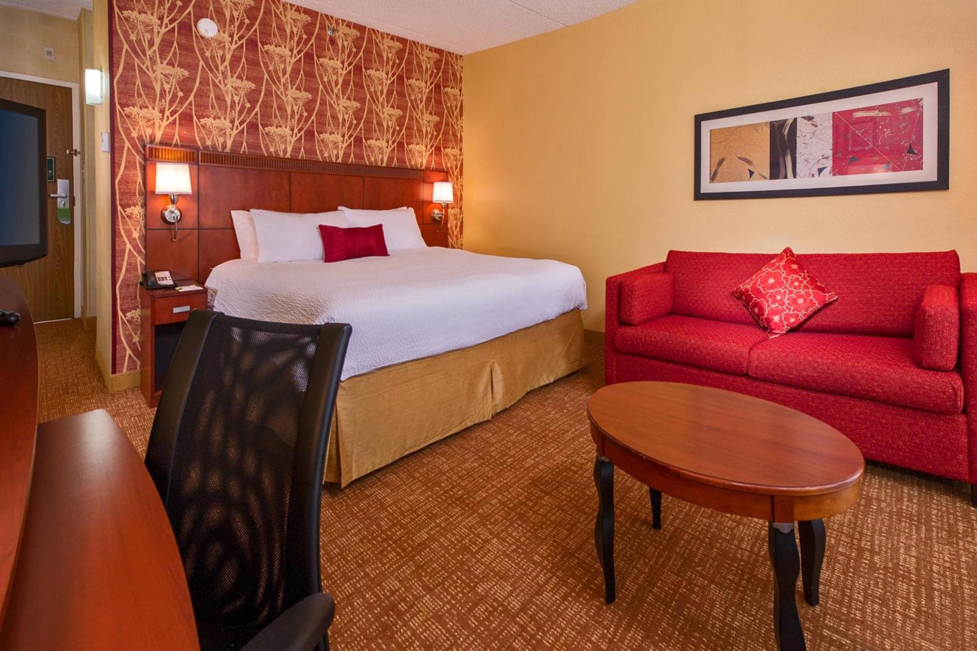 Courtyard By Marriott West Hotel