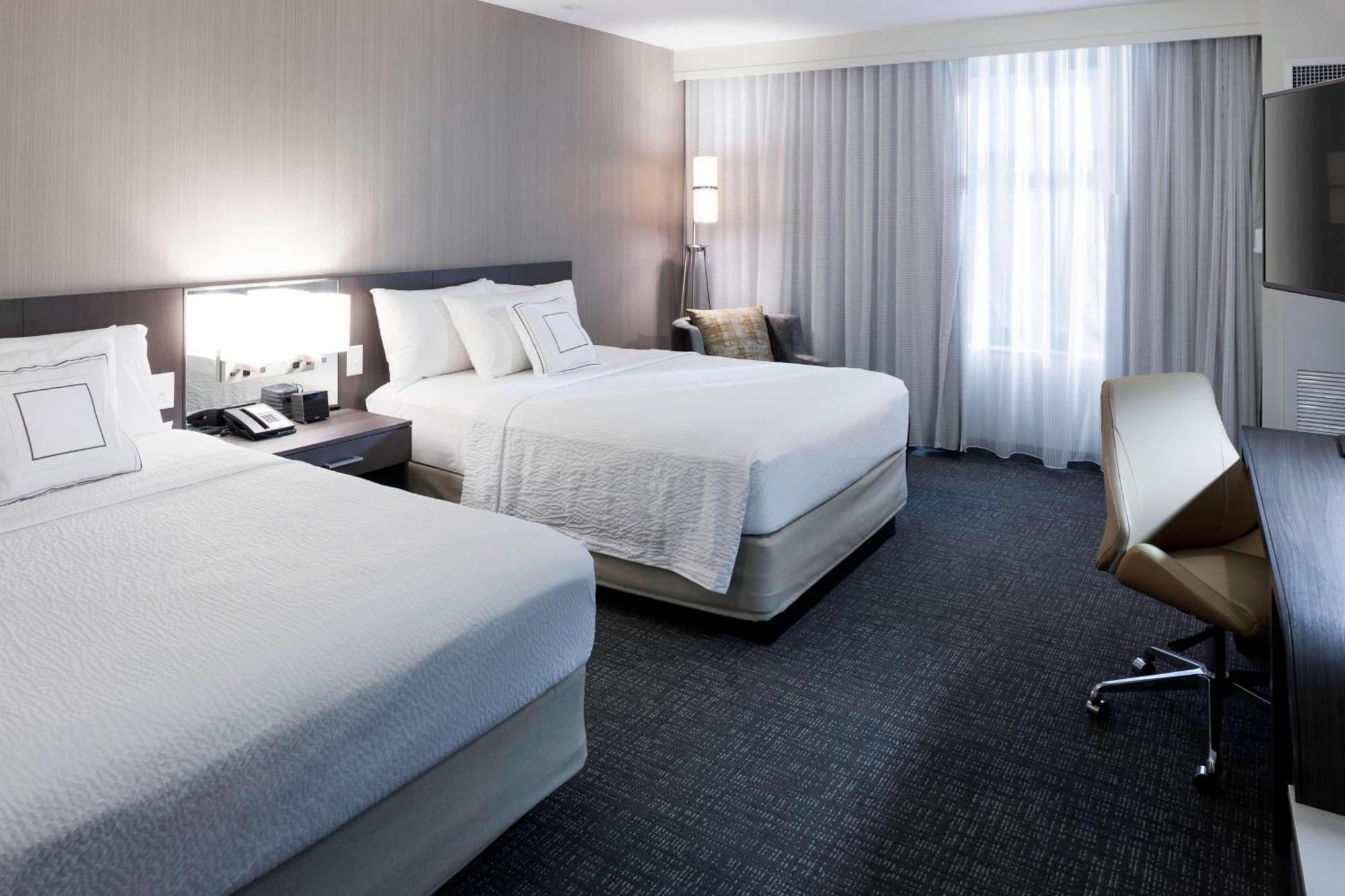 Courtyard By Marriott Downtown Hotel