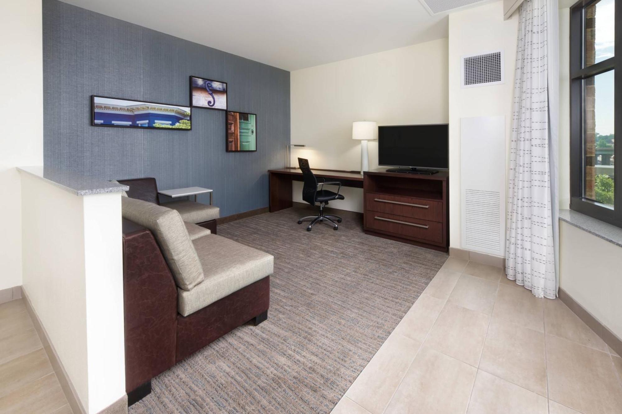 Hotel By Marriott Downtown 4*