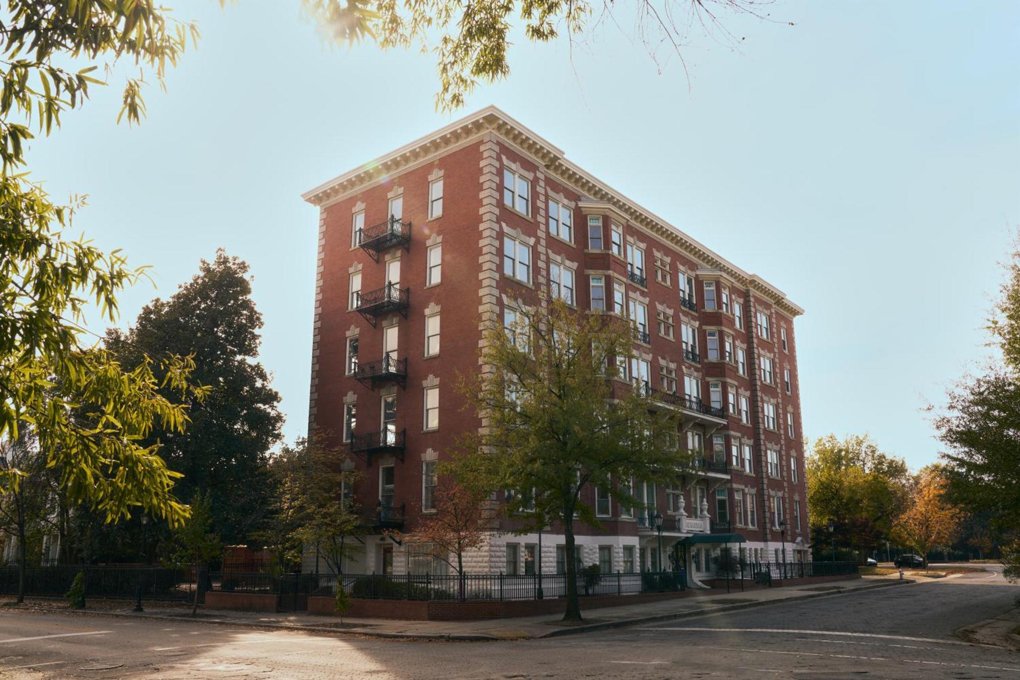 Hotel Shenandoah Mansions, An Ash