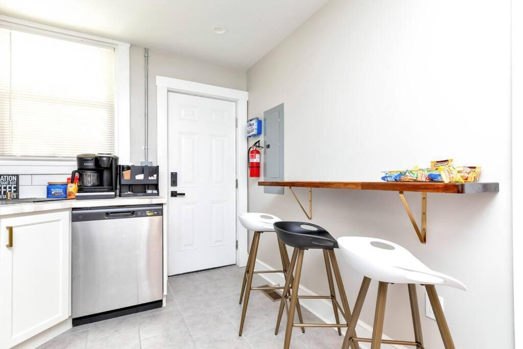 Apartment Sweet And Sunny Delight! Orange Crush On Oasis! *