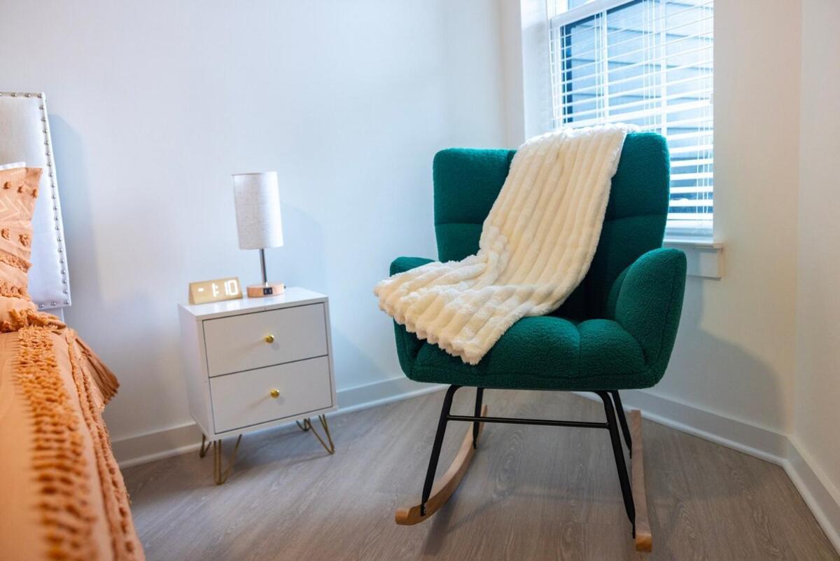 Cozy 1br With Private Balcony, Gym, Pool & Workspace Apartment