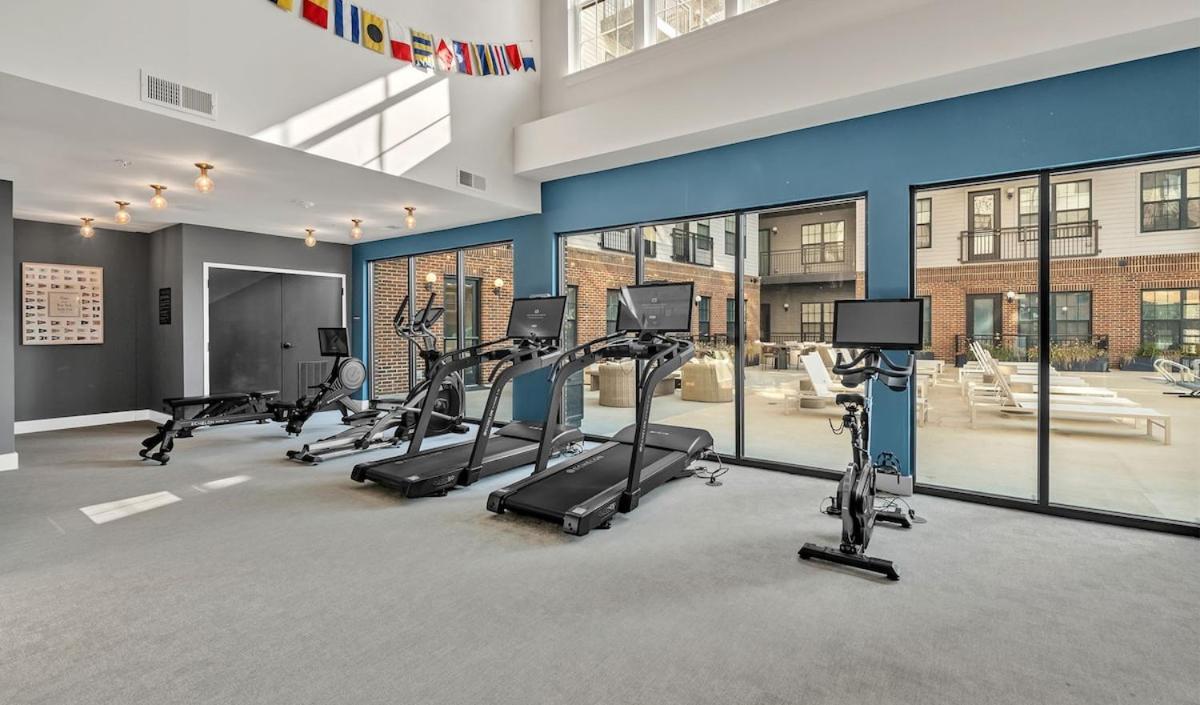 Cozy 1br With Private Balcony, Gym, Pool & Workspace Apartment *