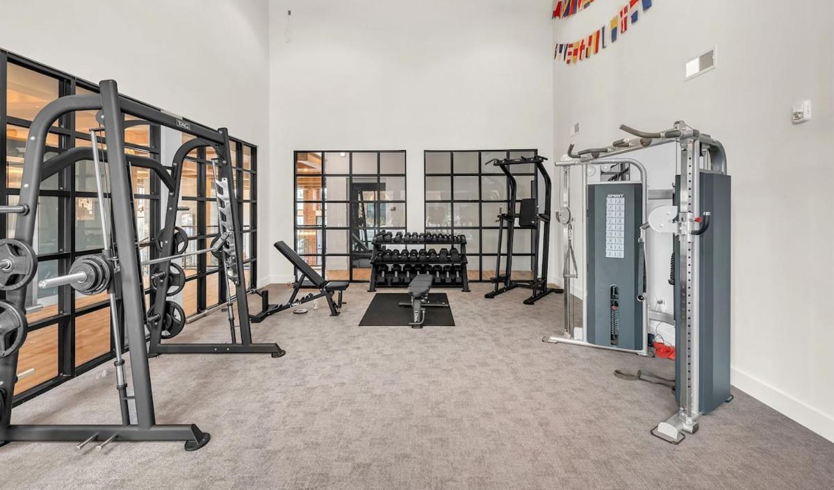 Cozy 1br With Private Balcony, Gym, Pool & Workspace Apartment