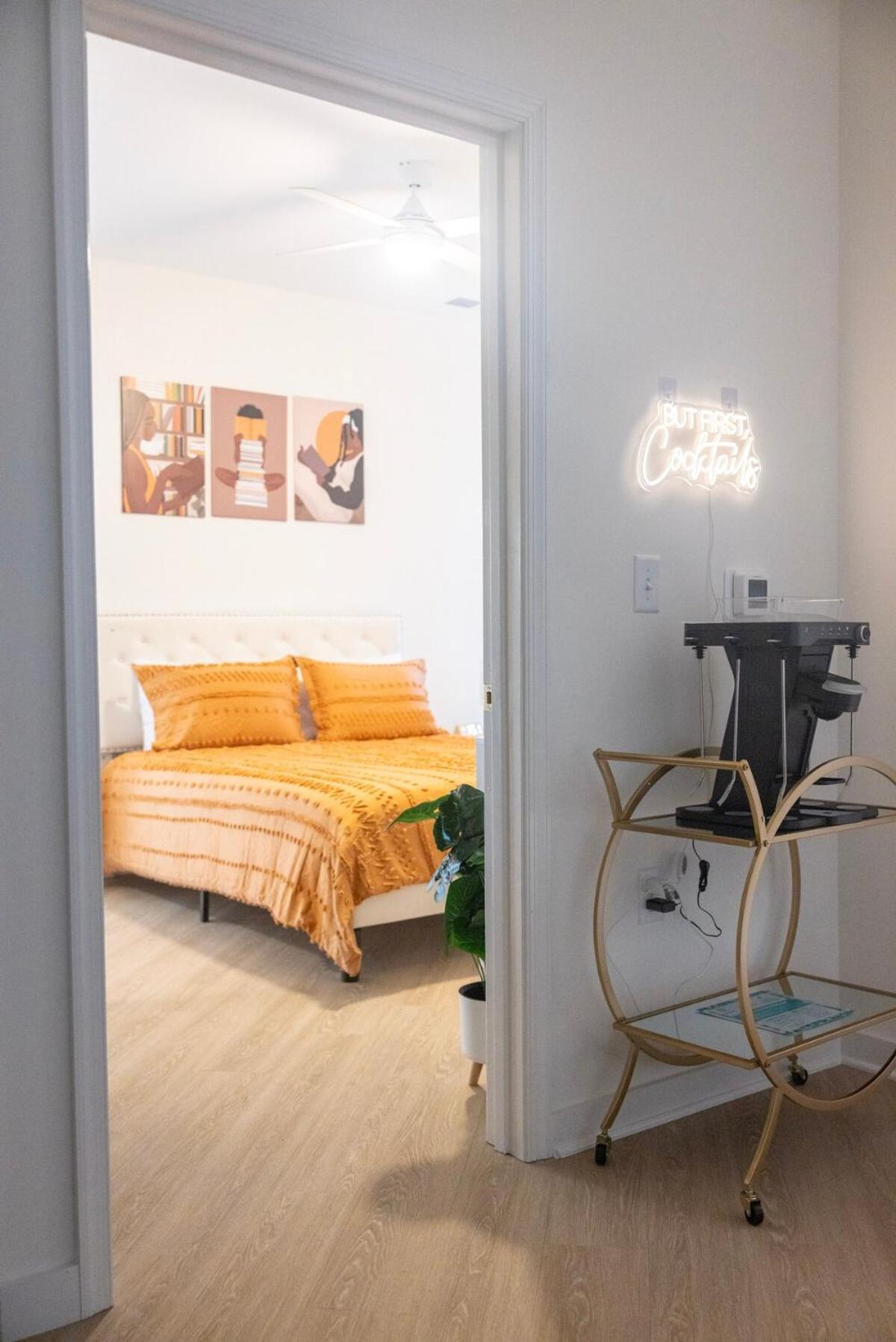 Cozy 1br With Private Balcony, Gym, Pool & Workspace * Richmond