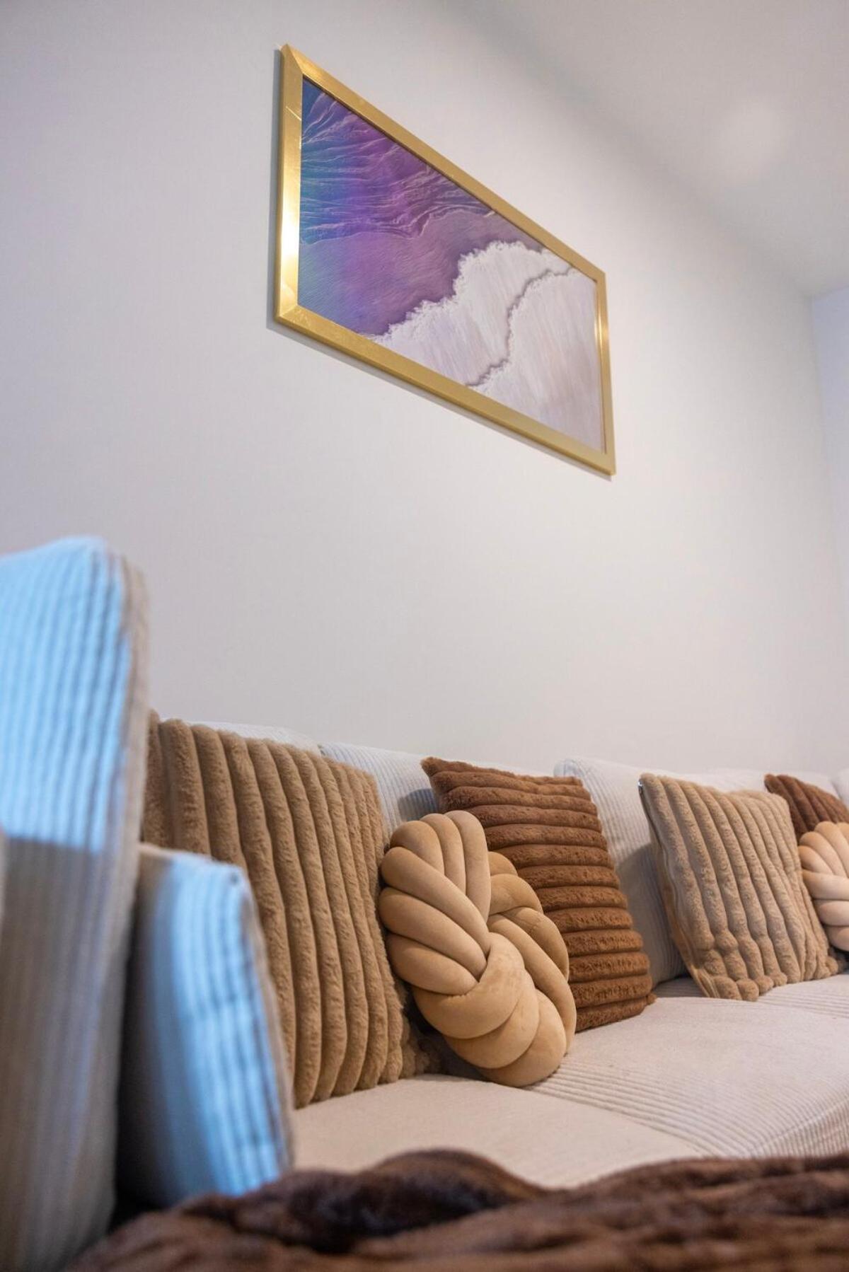 Cozy 1br With Private Balcony, Gym, Pool & Workspace Apartment