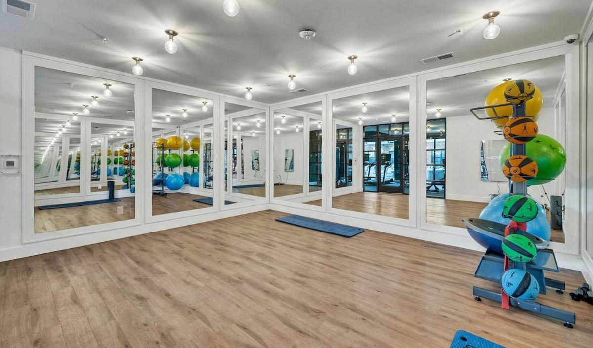 Cozy 1br With Private Balcony, Gym, Pool & Workspace Apartment *