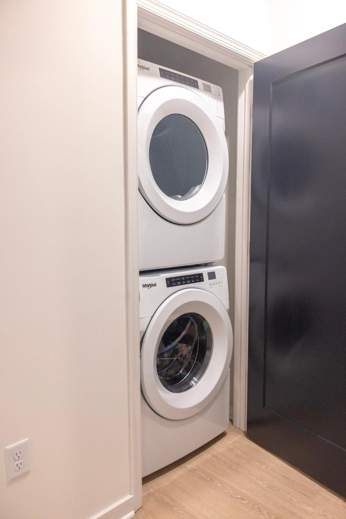 Cozy 1br With Private Balcony, Gym, Pool & Workspace * Richmond