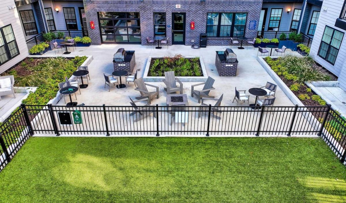 Cozy 1br With Private Balcony, Gym, Pool & Workspace Apartment *