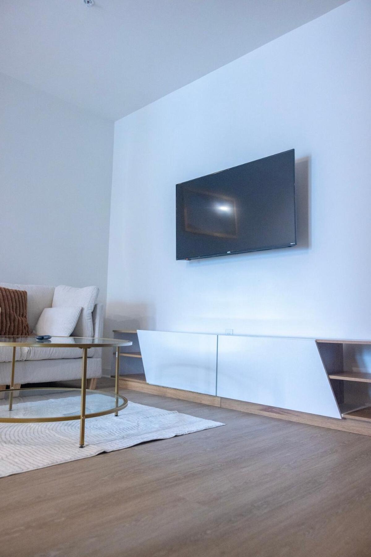 Cozy 1br With Private Balcony, Gym, Pool & Workspace *