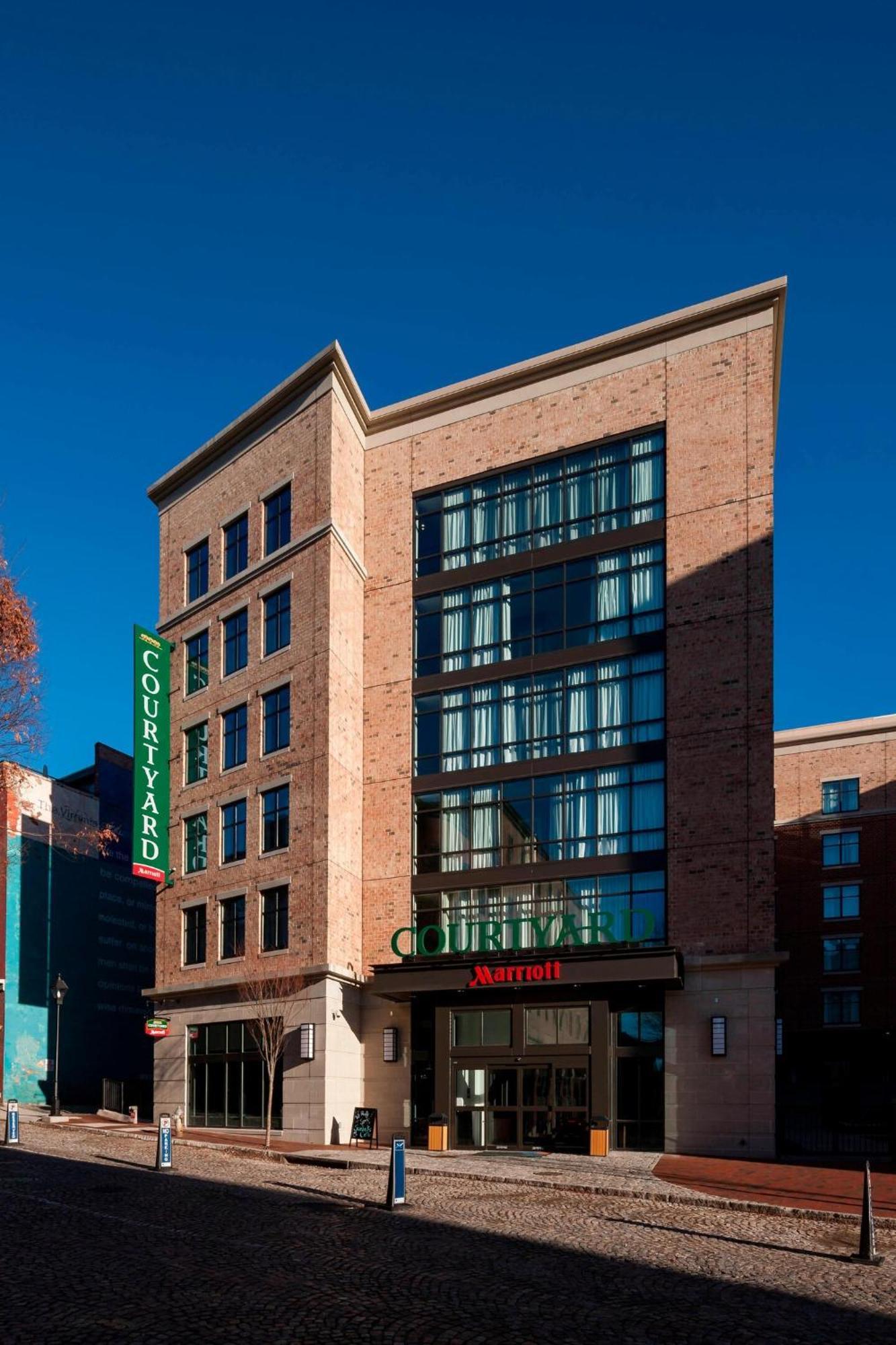 Courtyard By Marriott Downtown 4*