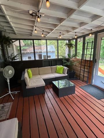 Serene Retreat! 420 Friendly In Designated Area, 3 Minutes To Downtown Villa