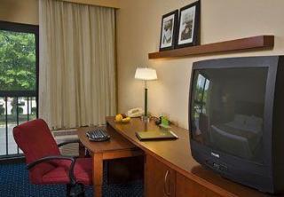 Courtyard By Marriott West Hotel