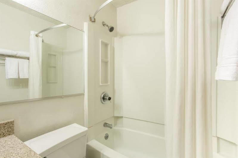 Super 8 By Wyndham Richmond/chamberlayne Rd Hotel