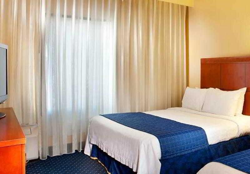 Courtyard By Marriott West