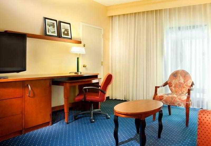 Courtyard By Marriott West