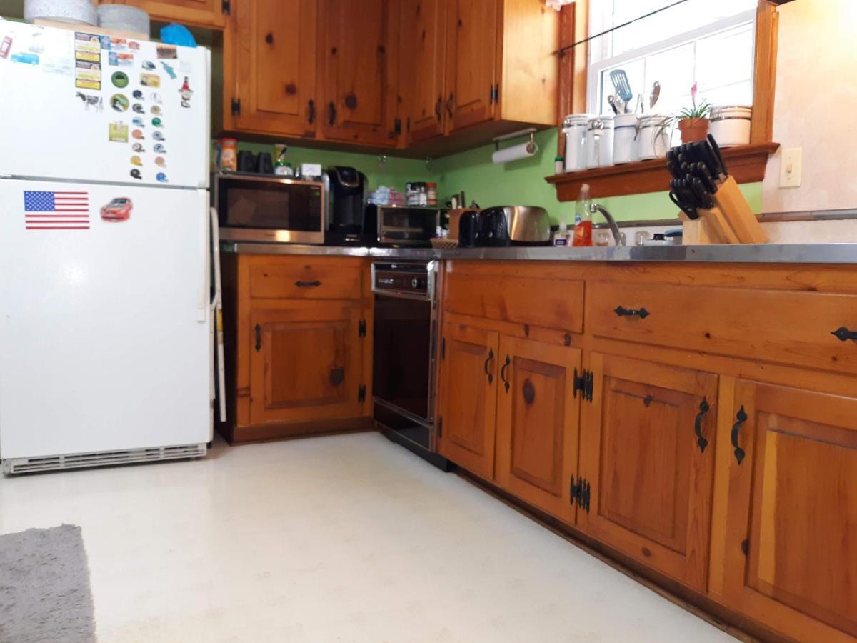 Quiet, Clean House W/ Steel Balls Bed & Breakfast *