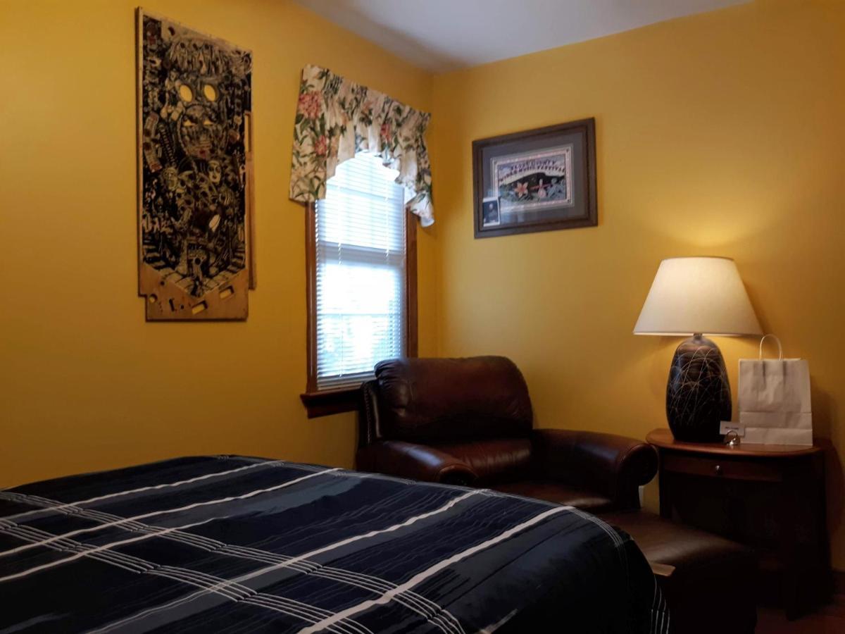 Bed & Breakfast Quiet, Clean House W/ Steel Balls *