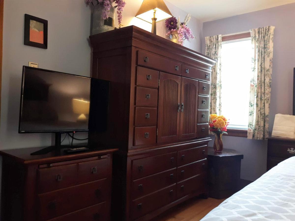 Quiet, Clean House W/ Steel Balls Bed & Breakfast Richmond