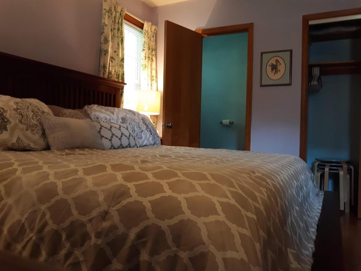 Quiet, Clean House W/ Steel Balls Bed & Breakfast