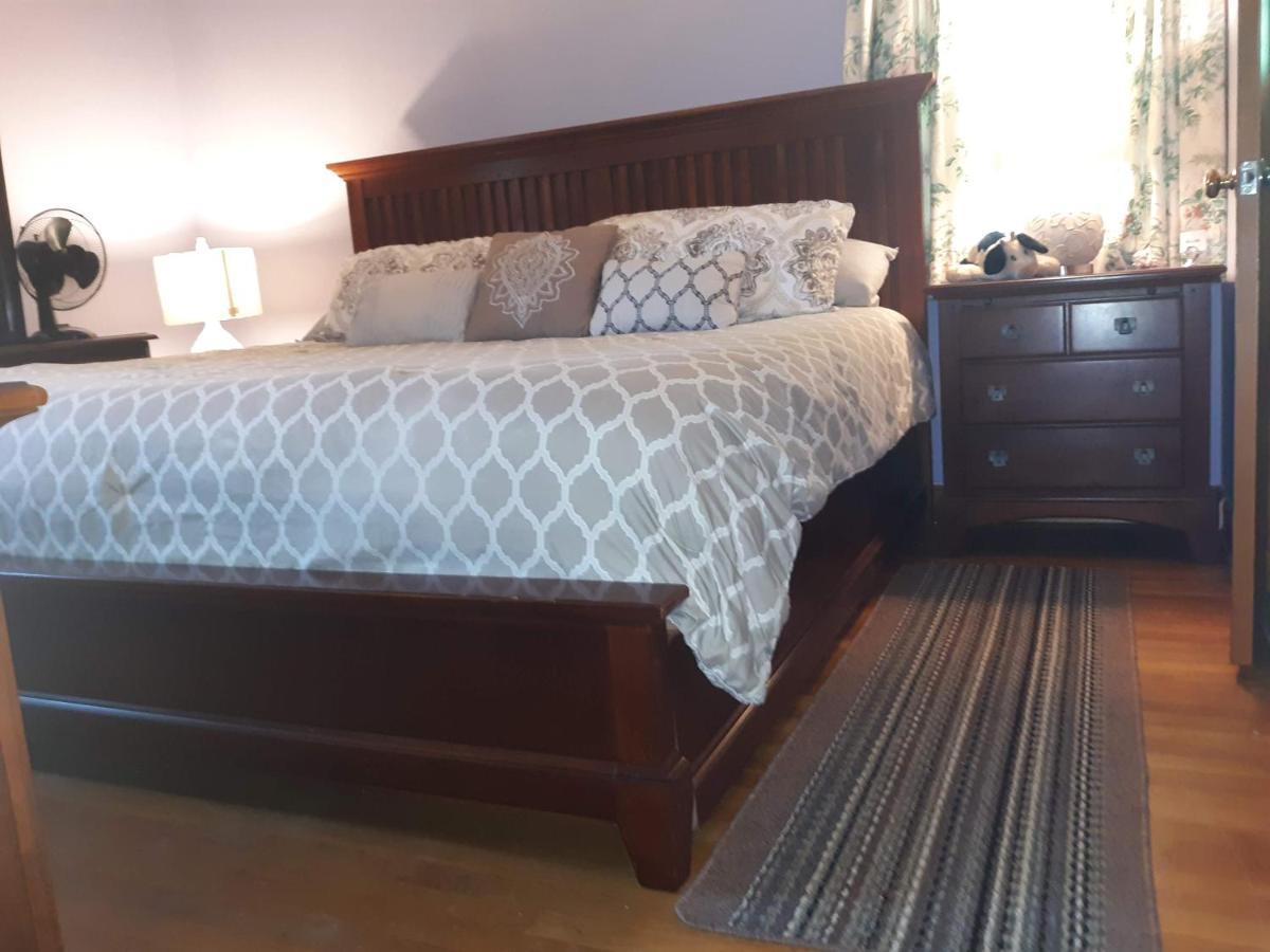 Bed & Breakfast Quiet, Clean House W/ Steel Balls