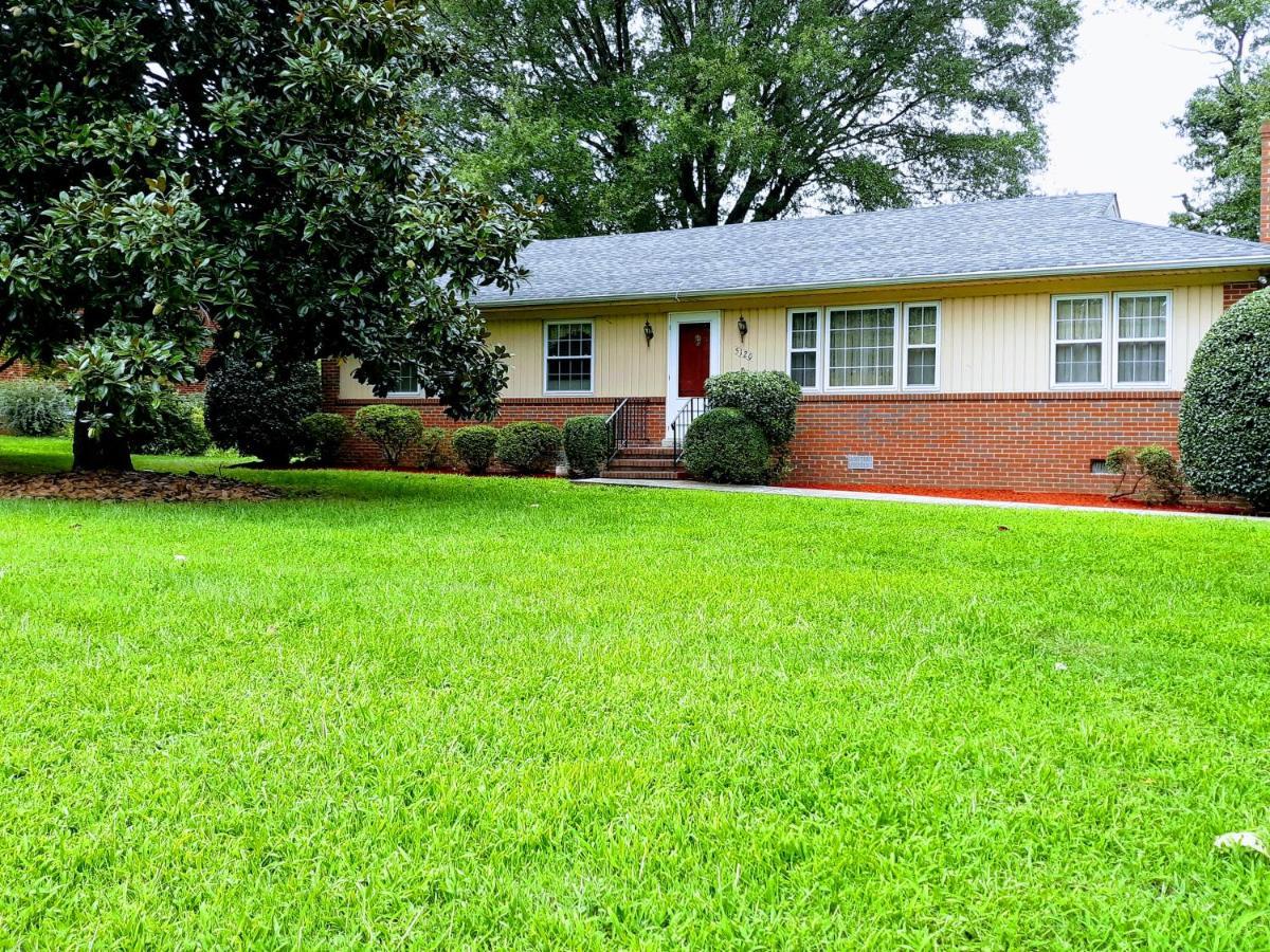 Quiet, Clean House W/ Steel Balls Bed & Breakfast
