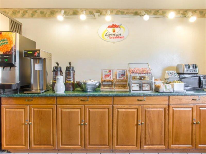 Super 8 By Wyndham Richmond/broad Street Motel 3*
