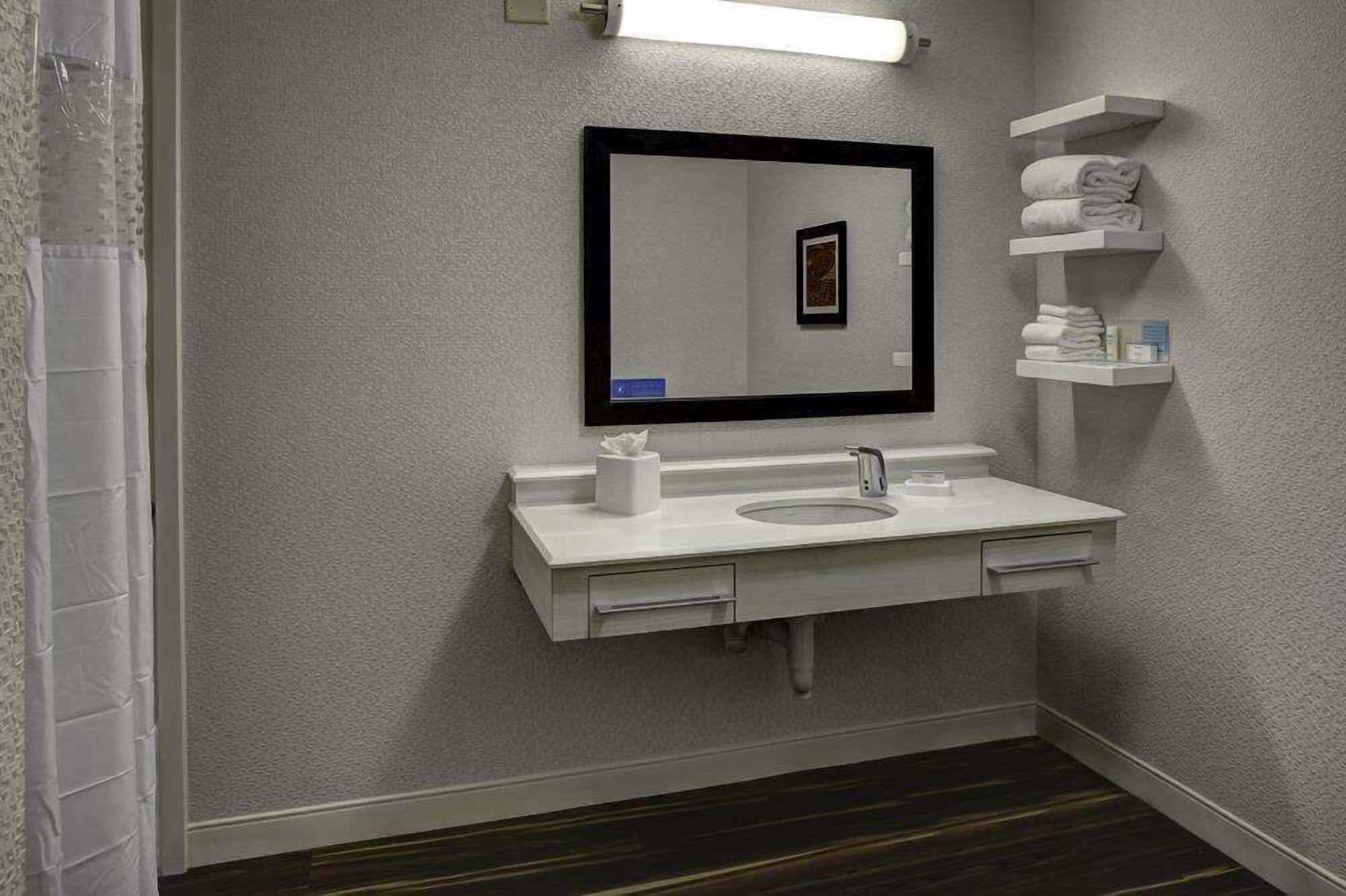 Hampton & - - Downtown, Va 3*