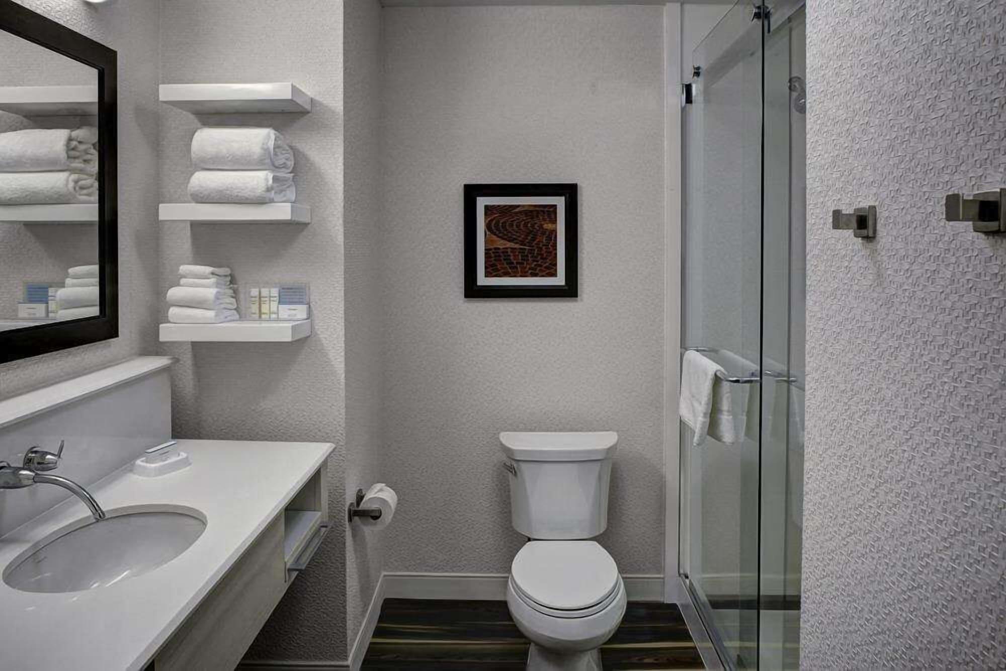 Hotel Hampton & - - Downtown, Va