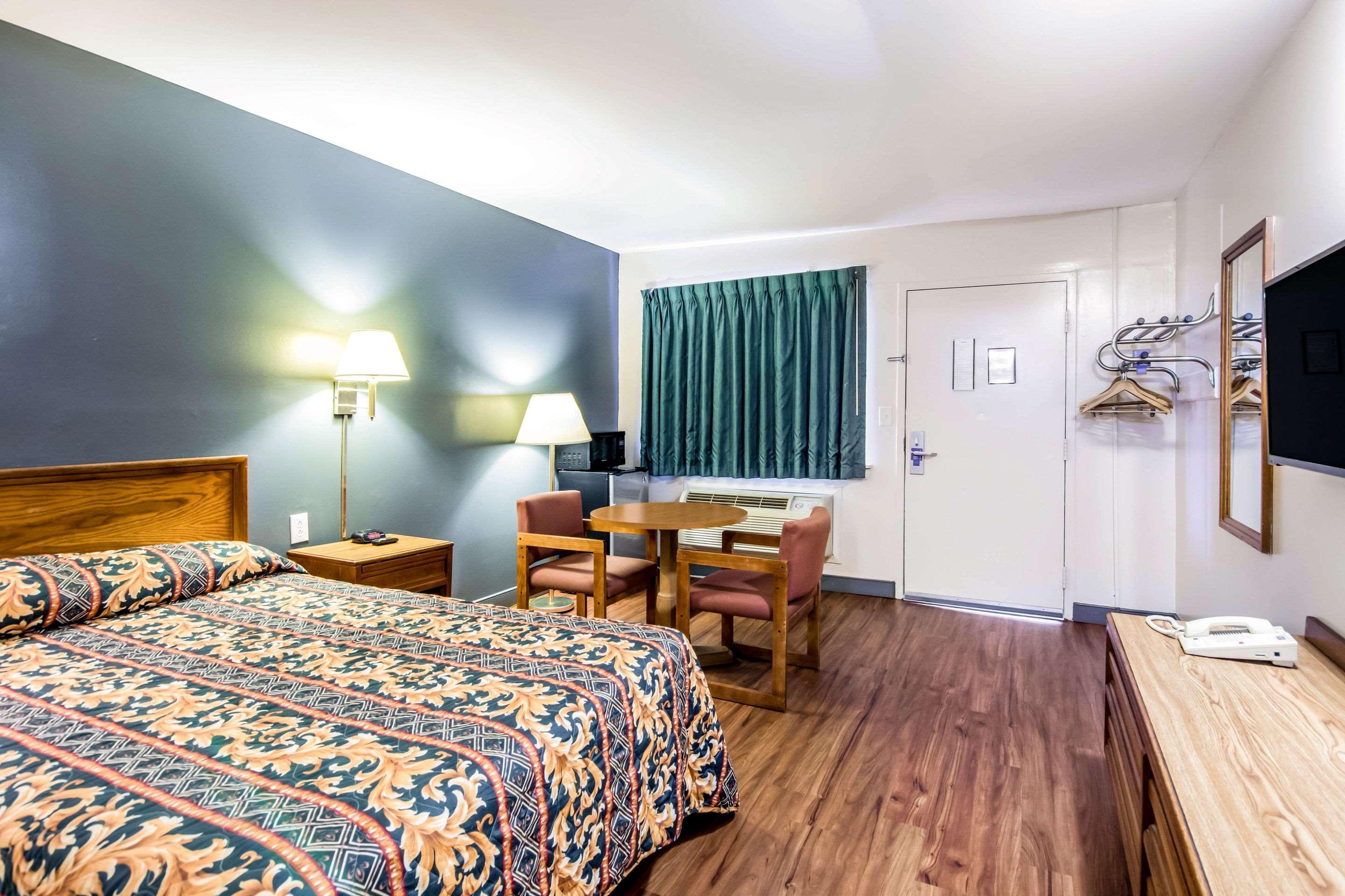 Rodeway South Inn 2*
