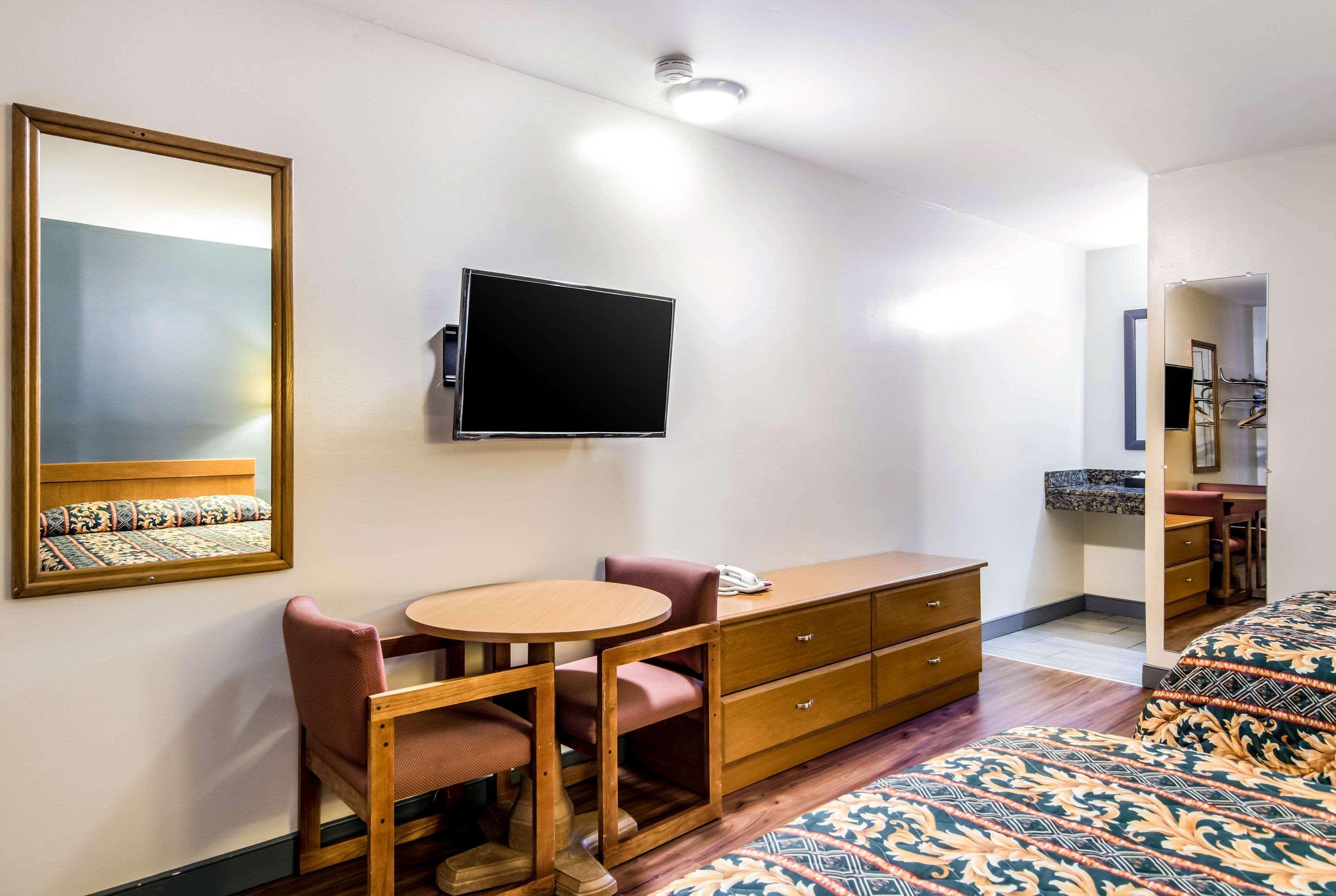 Rodeway South Inn 2*