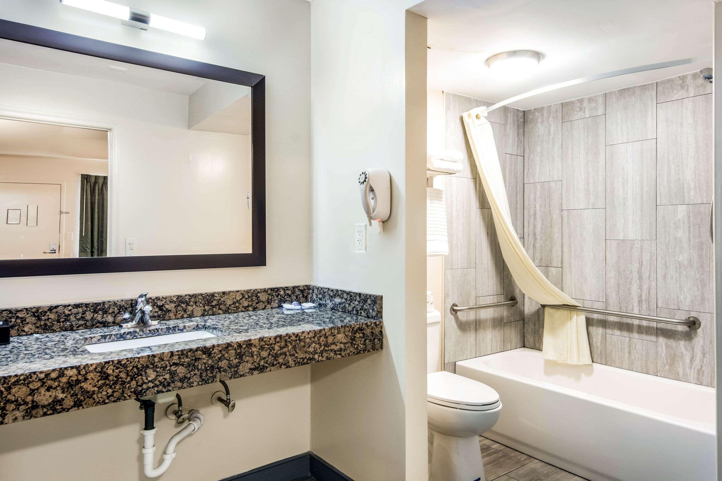 Rodeway South Inn 2*