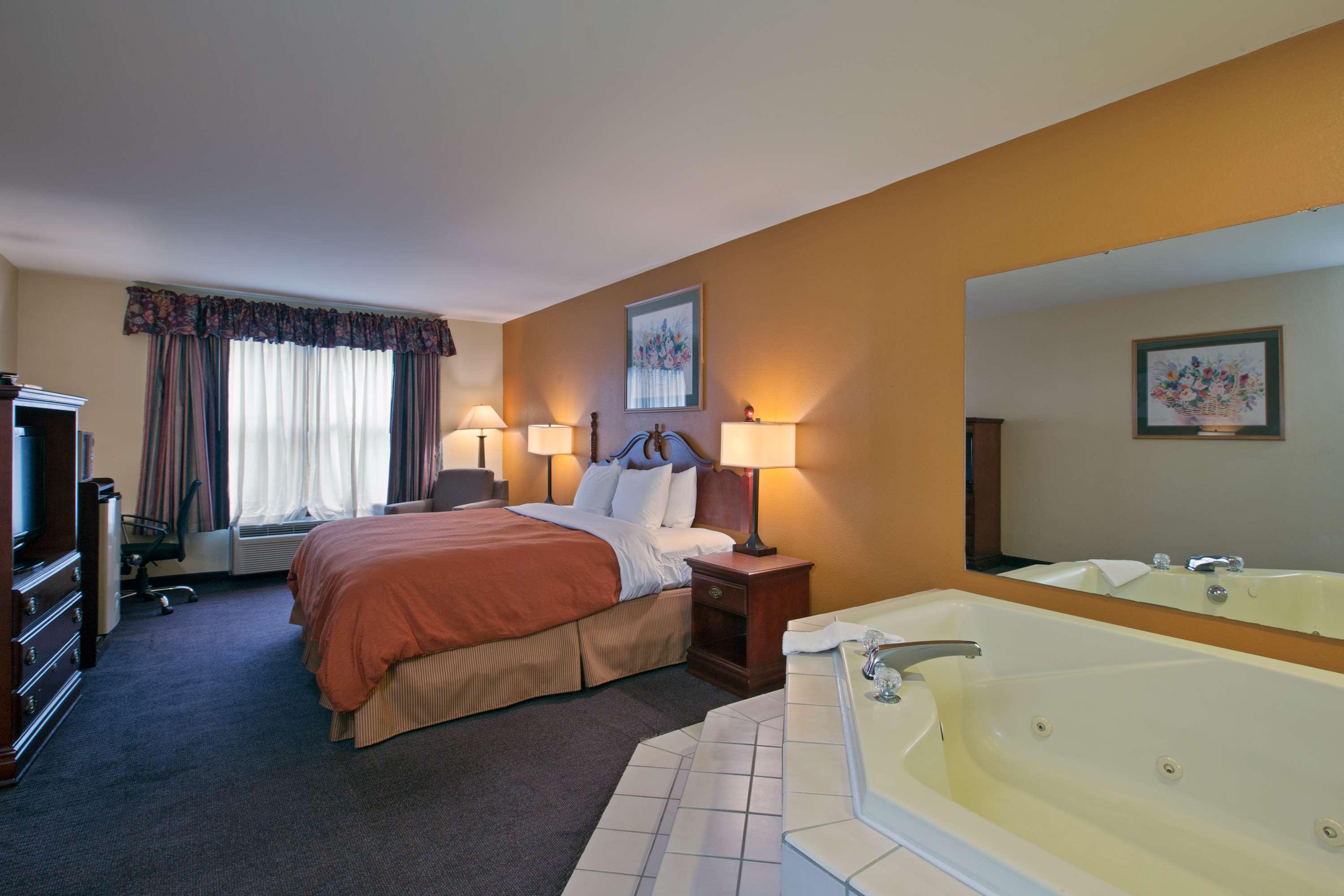 Hotel Country & By Radisson, I-95 South, Va 3*