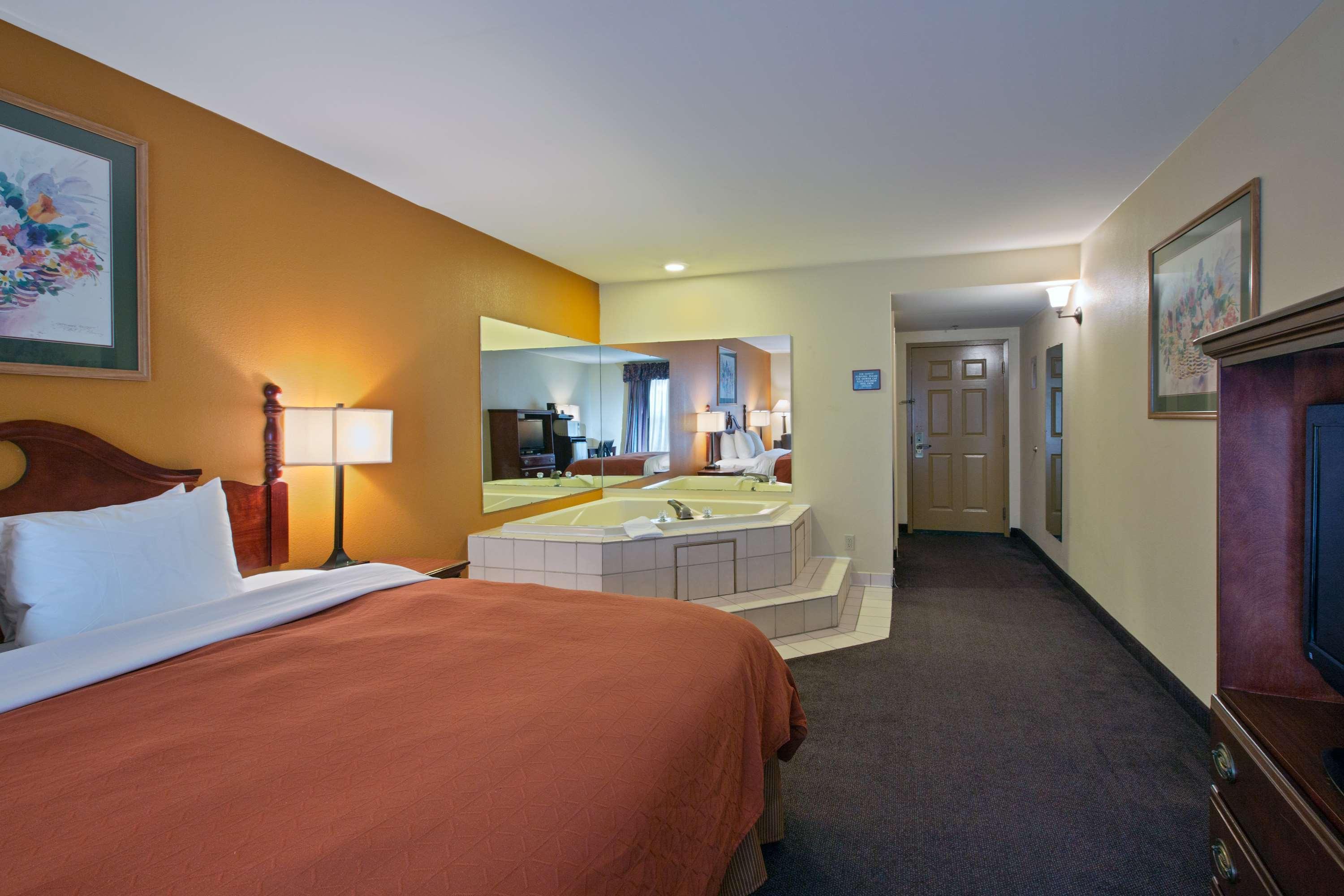 Country & By Radisson, I-95 South, Va Hotel 3*