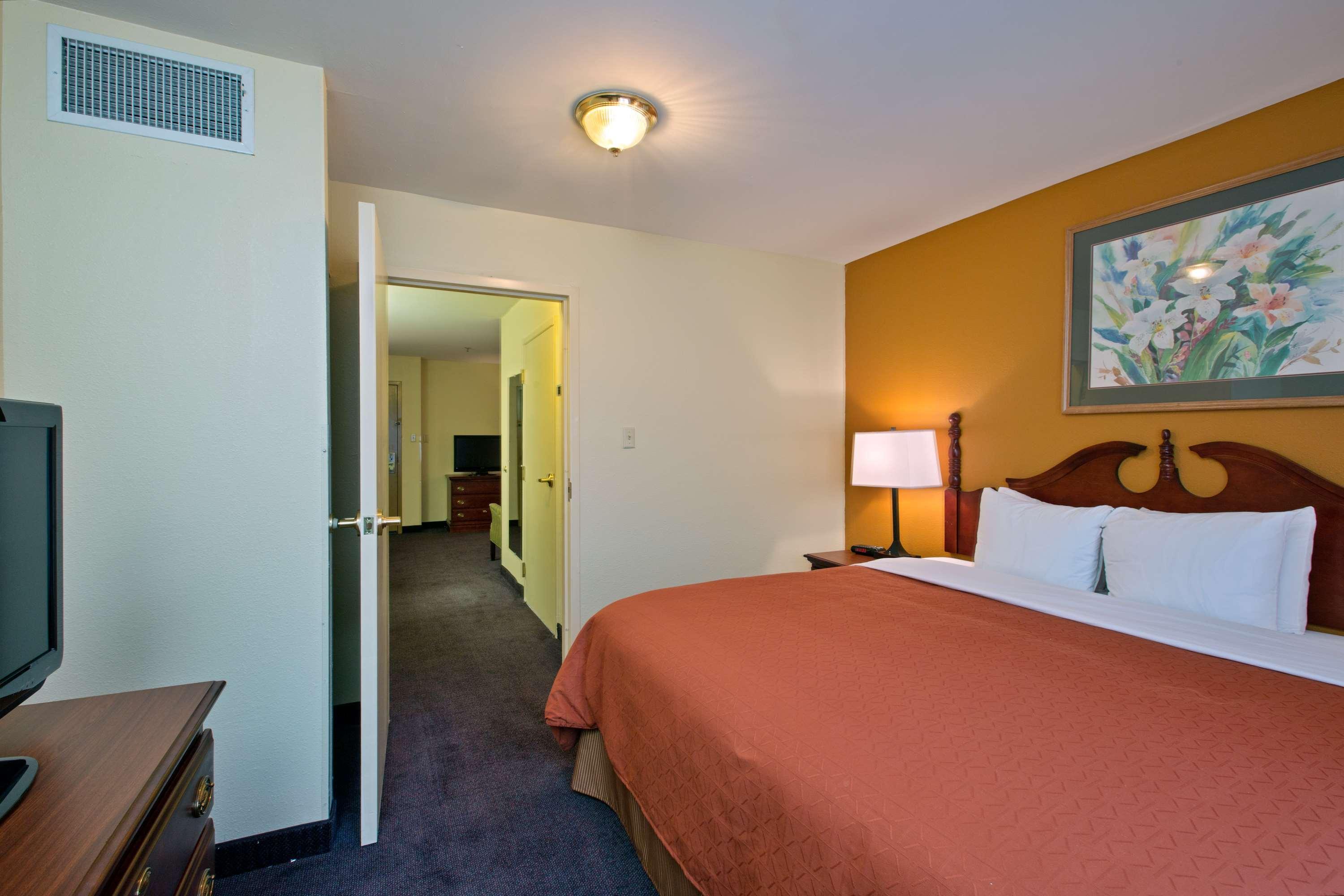 Hotel Country & By Radisson, I-95 South, Va 3*
