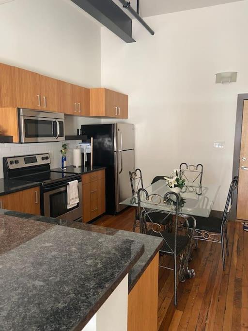 Charming 2 Bedroom Near Vcu Apartment *