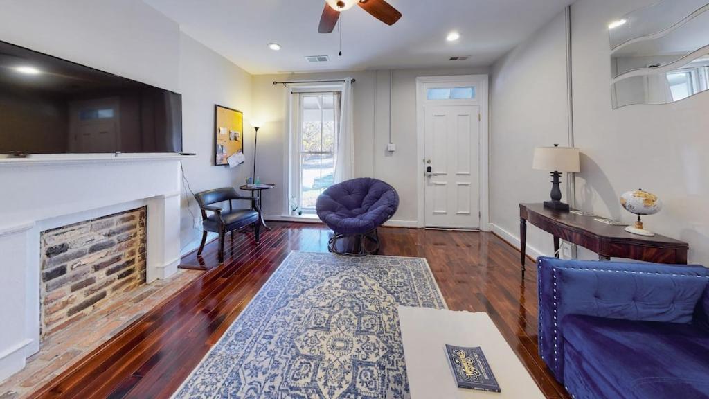 New! Renovated Townhome W/ Putting & Patio! Richmond