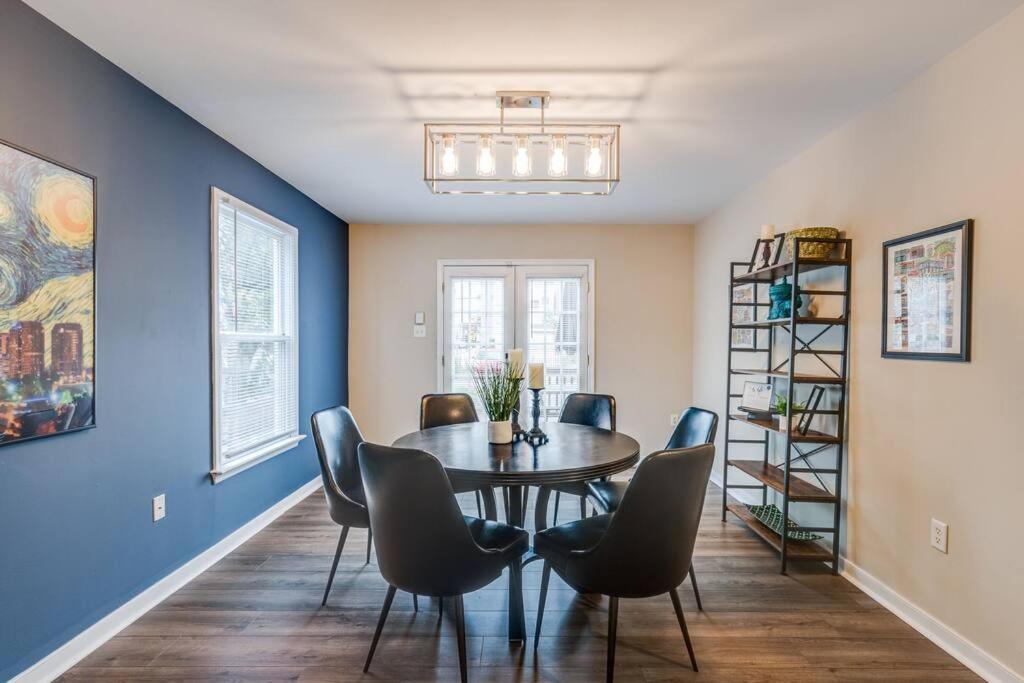 The Neighborhood House In Holiday home