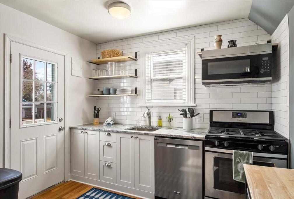 Private House Mins To Maymont Park, Trails & Vcu! Holiday home Richmond