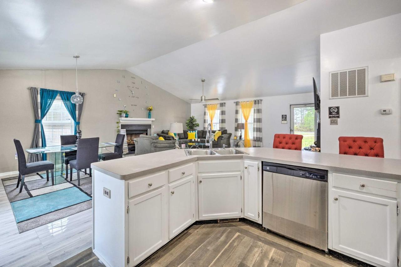 With Pool, 5 Mi To Downtown! Holiday home