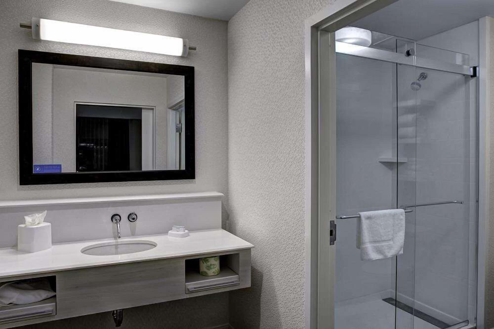 Hampton & - - Downtown, Va 3*
