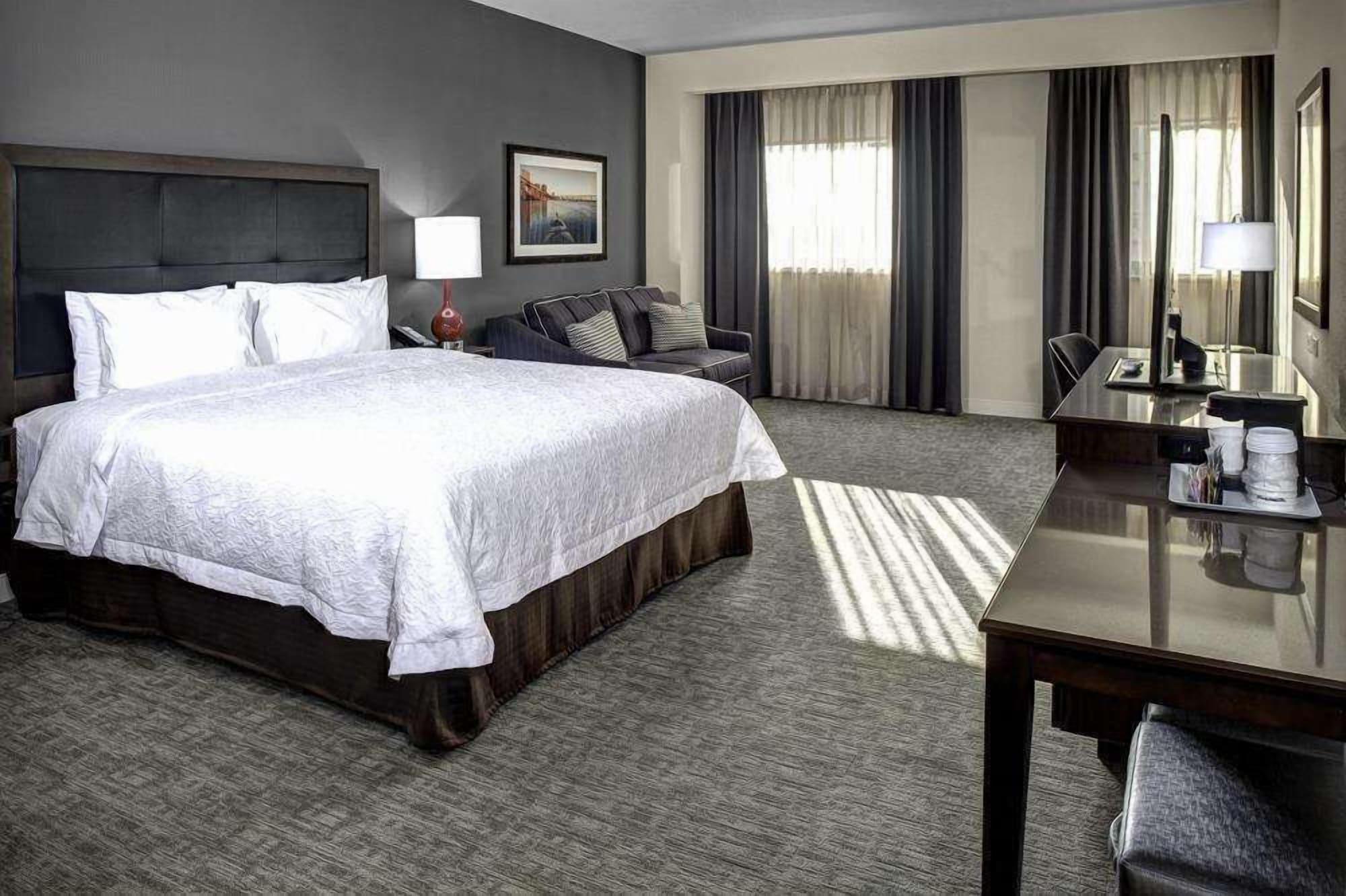 Hampton & - - Downtown, Va 3*