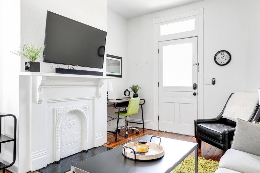 Apartment Chic Urban Couples Retreat: Perfect Getaway 'n Rva *